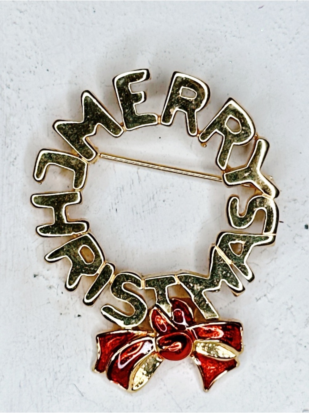 469u. Merry Christmas Brooch Goldtone